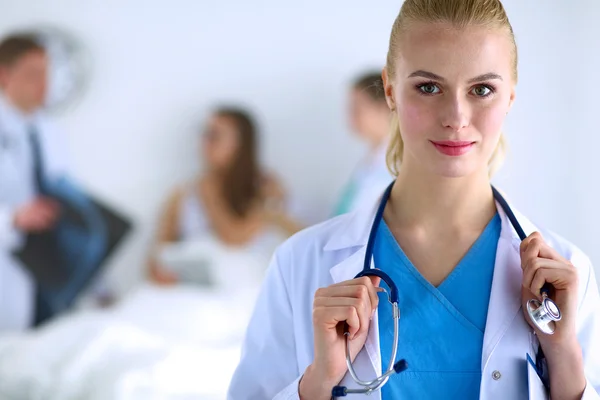 Femme médecin debout avec stéthoscope à l'hôpital — Photo