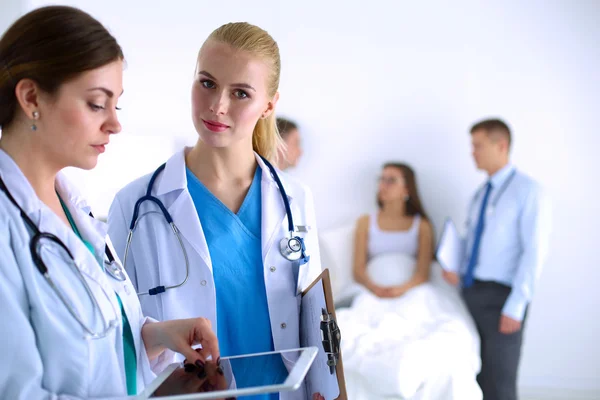 Jovem médico segurando um tablet pc — Fotografia de Stock