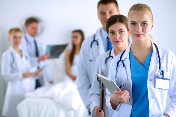 Portret van een groep lachende ziekenhuiscollega 's die samen staan — Stockfoto