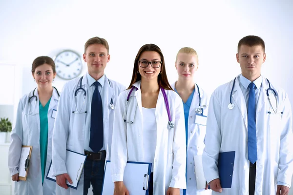 Портрет группы улыбающихся коллег из больницы, стоящих вместе — стоковое фото