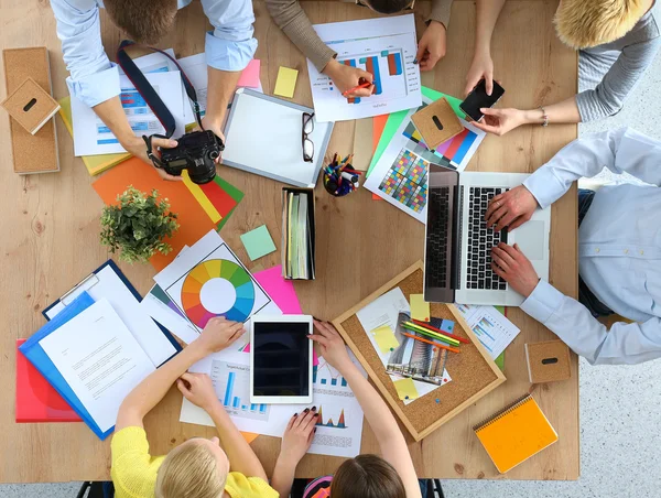 Zakenmensen zitten en discussiëren op zakelijke bijeenkomst, in functie — Stockfoto