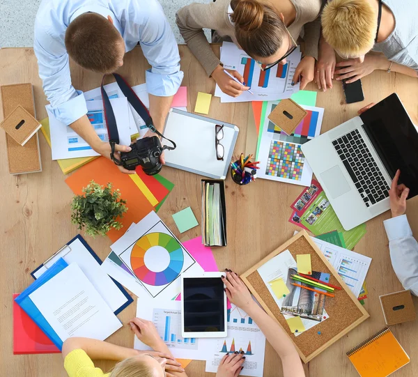 Zakenmensen zitten en discussiëren op zakelijke bijeenkomst, in functie — Stockfoto