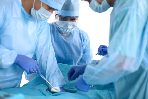 Equipo de cirugía en el quirófano — Foto de Stock