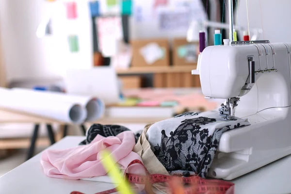 Diseñador lugar de trabajo máquina de coser en la oficina —  Fotos de Stock