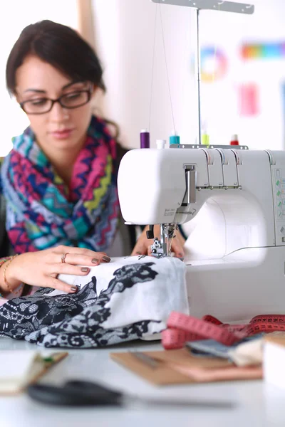 若いです女性縫製ながら座って彼女の職場 — ストック写真