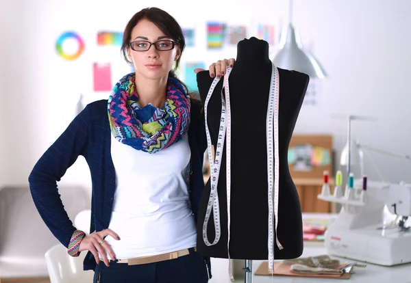 Créateur de mode souriant debout près du mannequin au bureau — Photo