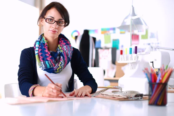 Dressmaker diseño de patrón de ropa en papel —  Fotos de Stock