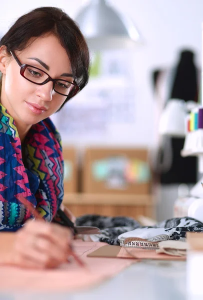 Dressmaker diseño de patrón de ropa en papel —  Fotos de Stock