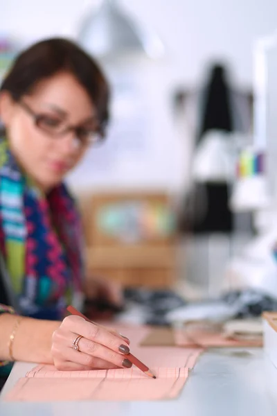 Dressmaker designa kläder mönster på papper — Stockfoto