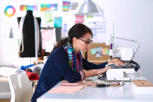 若いです女性縫製ながら座って彼女の職場 — ストック写真