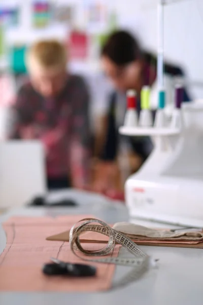 Kleermaker ontwerpen van kleding patroon op papier — Stockfoto