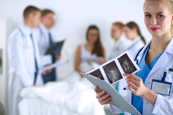 Surgeon and doctor analyzing x-ray together in medical office — Stock Photo, Image