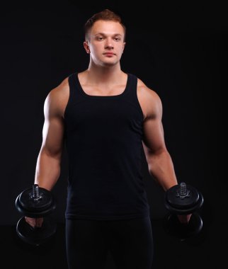 yakışıklı kaslı adam dumbell ile çalışma dışarı