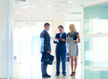 Modern ofiste çalışanları olan bir iş kadını.