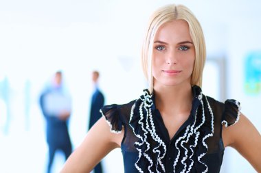 İçinde belgili tanımlık geçmiş meslektaşları ile bir ofiste duran bir güzel ofis çalışanı portresi