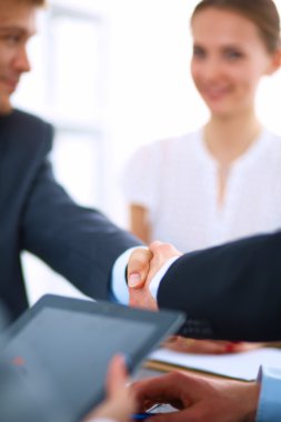 İş adamları el sıkışan timinin görünümü