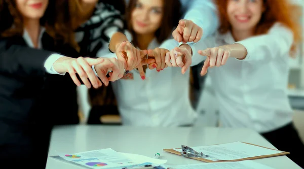 Un grupo de colegas positivos señalando con los dedos a la cámara — Foto de Stock