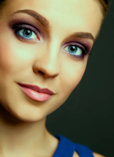 전문 메이크업을 착용 하는 아름 다운 젊은 여자의 스튜디오 샷 — 스톡 사진