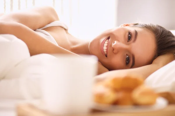 Young beautiful woman lying in bed — Stock Photo, Image