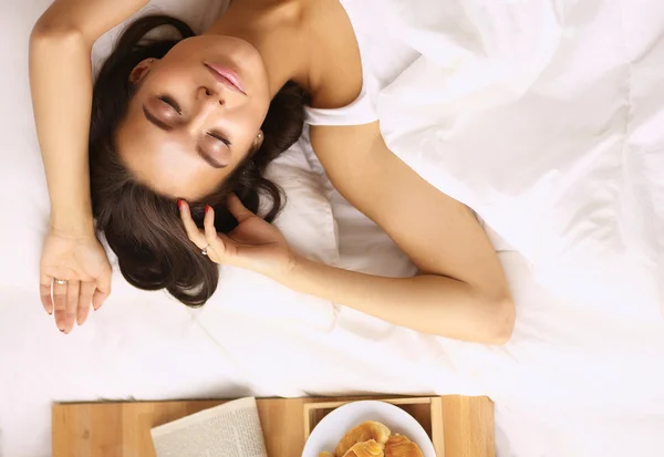 Junge schöne Frau liegt im Bett — Stockfoto