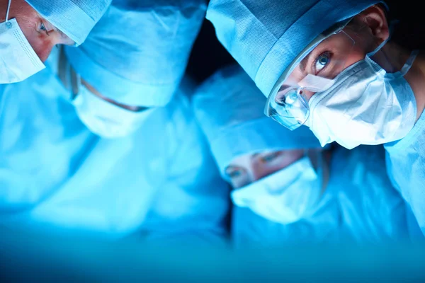 Uma equipe médica realizando uma operação — Fotografia de Stock