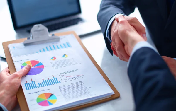 İş adamları el sıkışan timinin görünümü