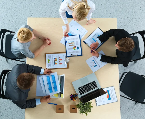 Vue du dessus des employés de bureau assis à une table pour se rencontrer — Photo