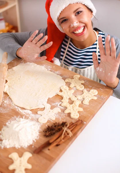 En attraktiv kvinna bakning i köket — Stockfoto