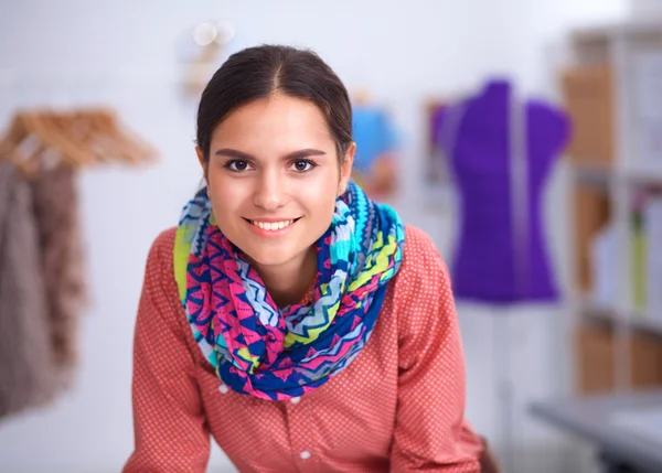 Designer de roupas no trabalho — Fotografia de Stock