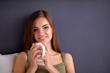 katta oturan ve içme güzel kadın