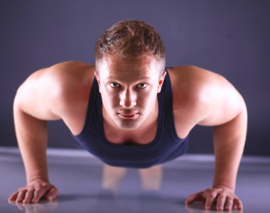 Gönderme yapan fitness erkek ups katta