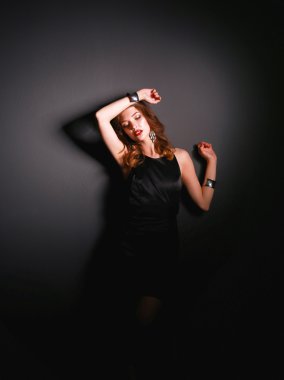 siyah elbiseli güzel esmer kadın portresi