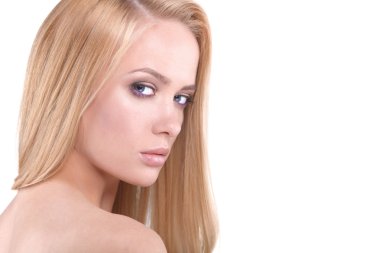 Beyaz arka planda izole edilmiş güzel bir genç kadının portresi.