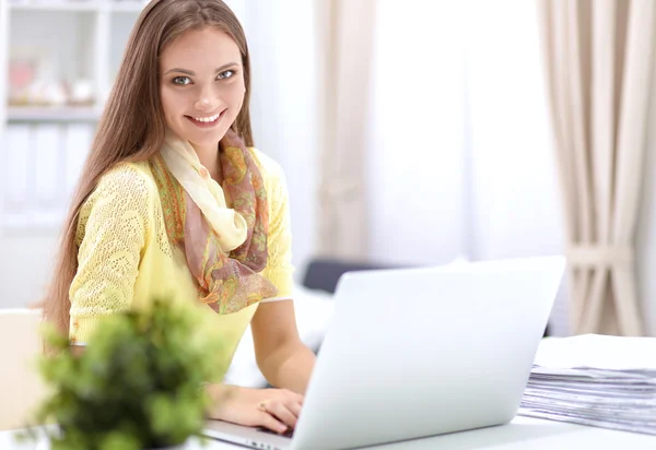 Femme avec des documents assis sur le bureau — Photo