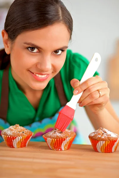 Kadın mutfakta pasta yapıyor. — Stok fotoğraf