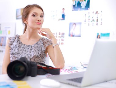 genç kadın fotoğrafçı masada oturan resimleri işleme