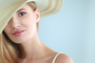 Retrato de la hermosa modelo con sombrero, aislado sobre fondo blanco