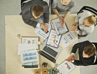 Ofis çalışanları için müzik bir masada oturuyor, üstten görünüm