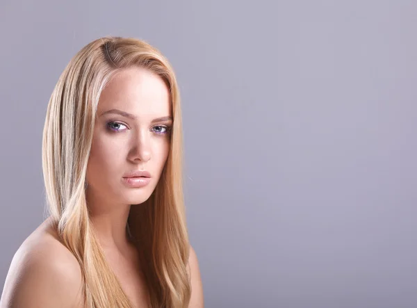 Mujer hermosa, aislada sobre fondo gris —  Fotos de Stock