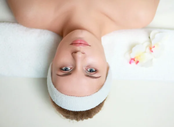 Beautiful young woman getting spa massage, lying on salon — Stock Photo, Image