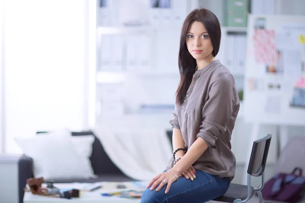 Mujer es una fotógrafa profesional con cámara. — Foto de Stock