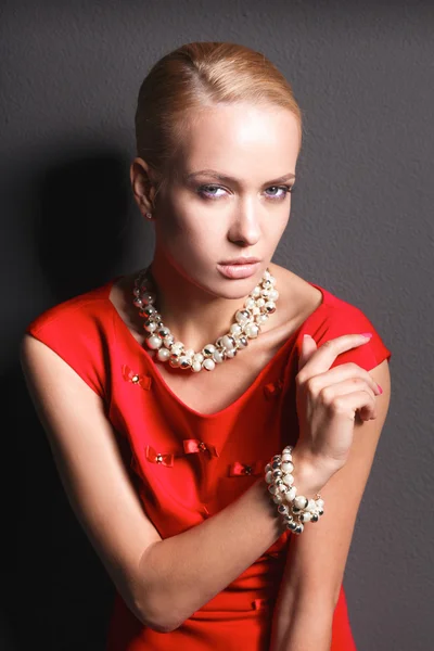 Portrait de jeune femme en robe rouge, fond noir isolé — Photo