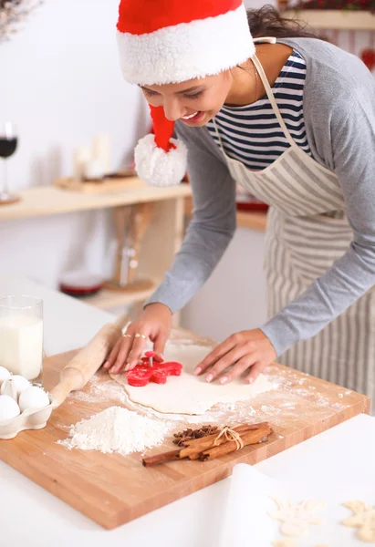 Eine attraktive Frau beim Backen in der Küche — Stockfoto