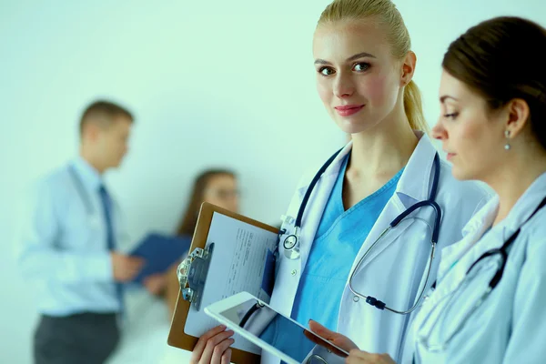 Junge Ärztin hält Tablet-PC in der Hand — Stockfoto