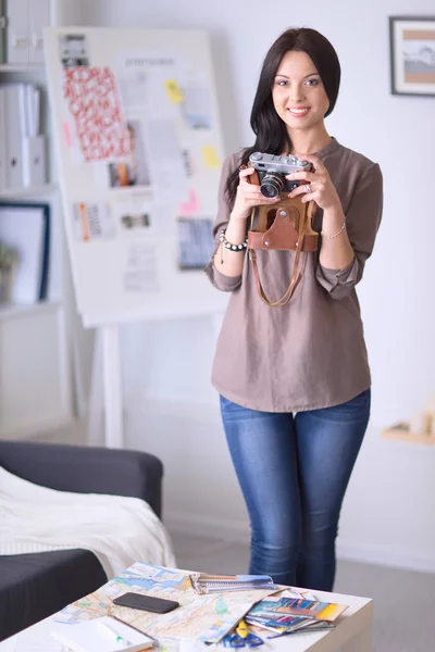 Kvinna är en professionell fotograf med kamera. — Stockfoto