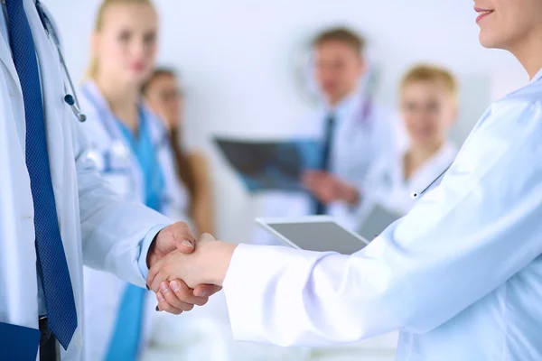 Jonge medische mensen schudden elkaar de hand op kantoor — Stockfoto