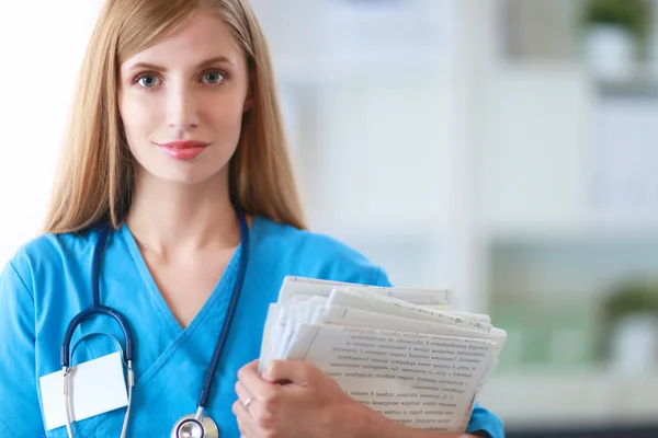 Retrato de doctora con carpeta en el pasillo del hospital — Foto de Stock