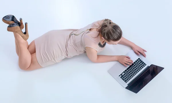Žena s laptopem, ležící na podlaze — Stock fotografie