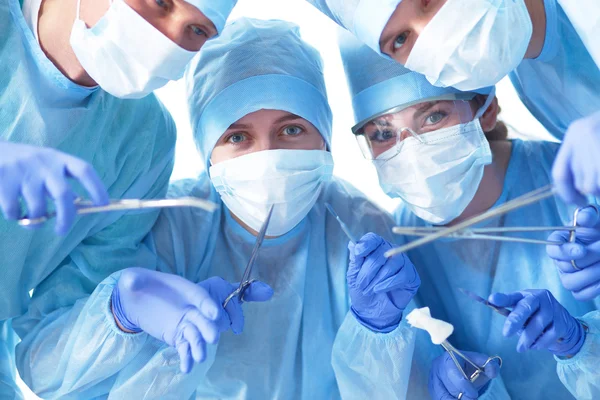 Poniżej widok chirurgów trzymających przyrządy medyczne w rękach — Zdjęcie stockowe