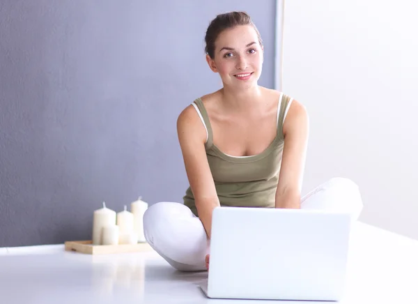 Attraktive kaukasische Mädchen sitzen auf dem Boden — Stockfoto